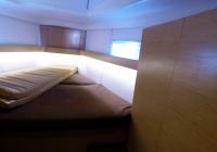 bateau à voile voilier Elan 45 impression intérieur de face cabine 1
